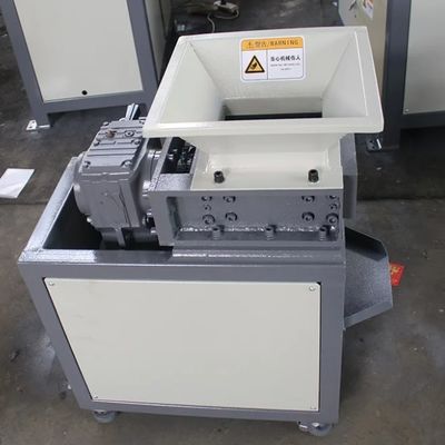 Máquina compacta de trituração de placas de PCB de eixo duplo para resíduos de aço